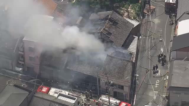 名古屋の住宅密集地で木造住宅が焼ける火事　隣接する住宅に延焼　消防隊員1人が熱中症で搬送