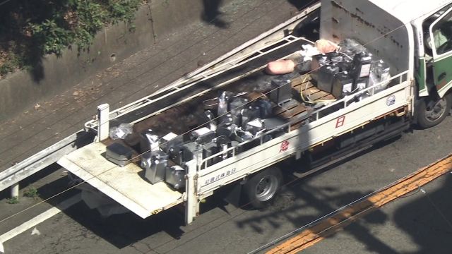 トラックに積まれていたシンナーが道路に流出　消防などがシンナーの除去作業にあたる　岐阜