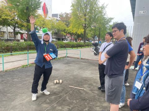 初心者にモルックのルールを説明する首藤さん