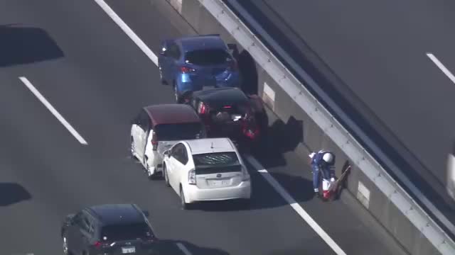 伊勢湾岸自動車道で車5台絡む事故　8歳児含む6人を搬送　男性1人が軽傷　愛知県弥富市