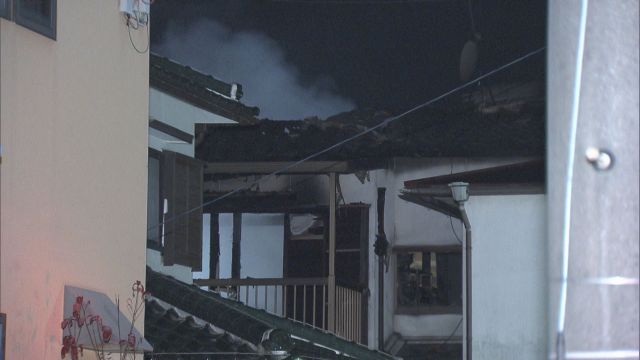 住宅2軒が全焼　3人と連絡取れず　愛知県瀬戸市