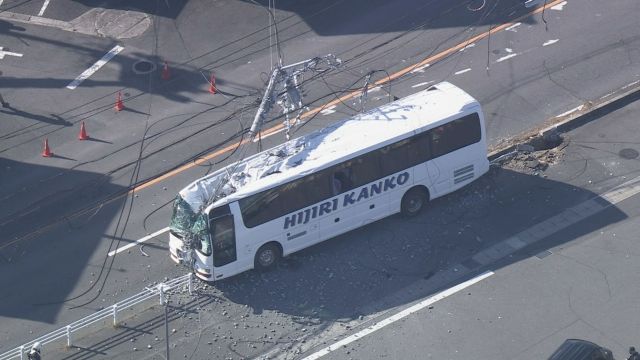 【速報】大型バスが電柱に衝突し電柱がバスにめり込む　運転手と乗客計4人がけが　愛知県半田市　　