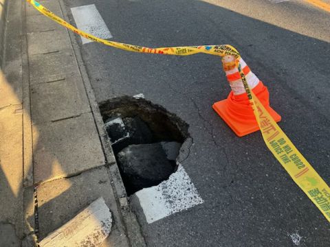 県道で道路が陥没　雨水管の損傷が陥没の原因と判明　愛知県小牧市