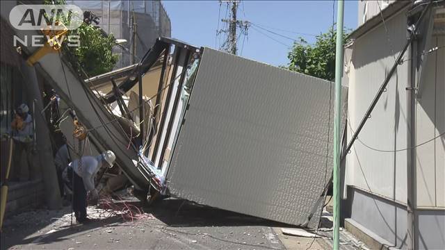 建設現場でクレーン車が横転　電柱なぎ倒し周辺では停電も　名古屋
