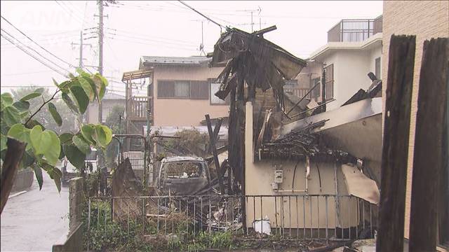 茨城・牛久町の住宅で火事　2人死亡 隣接の住宅4軒も焼ける