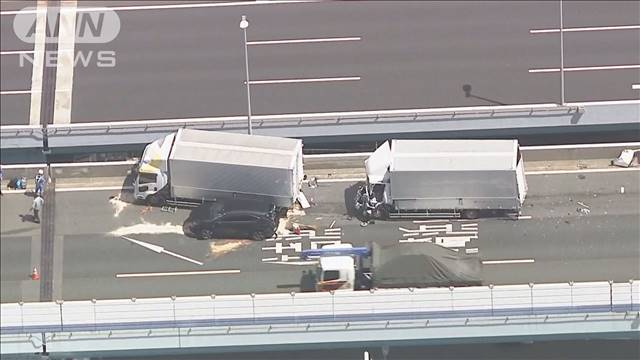 阪神高速でトラックなど5台絡む事故　男性が1人重体
