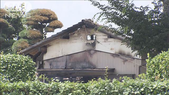 埼玉・深谷市の住宅火災で焼け跡から男性の遺体　住人の80代男性とみて警察が確認中