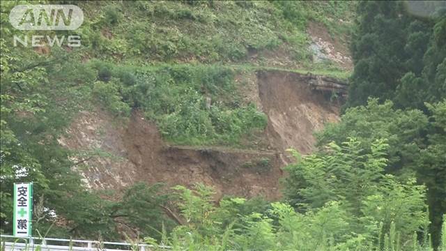 秋田 土砂崩れ現場で1人不明… 捜索進まず 雨続き各地で警戒