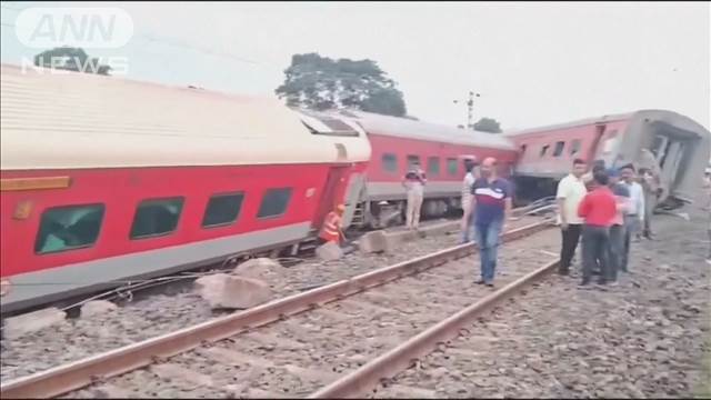 インド東部で急行列車が脱線2人死亡、20人けが　別の貨物列車に衝突の可能性
