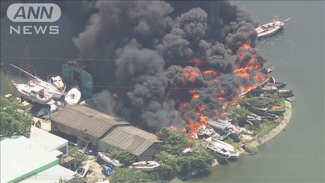 激しい炎と煙… 建築会社で火事　枯れ草の火が燃え移ったか　愛知・刈谷市