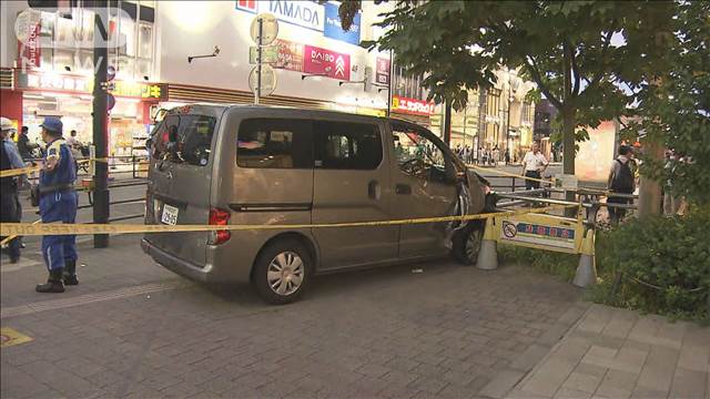 JR武蔵小金井駅前で車が歩道に突っ込む　歩行者の60代女性が意識不明の重体