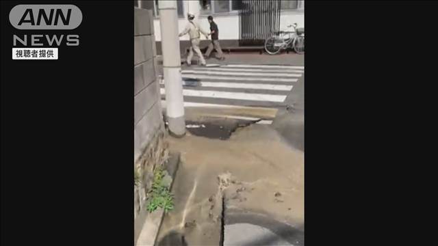 道路陥没でアパートが傾く　下水道工事が原因か　広島・西区