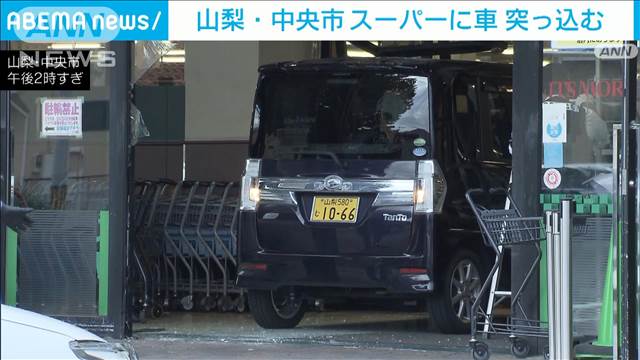 駐車場に止めようと…ショッピングセンターに車突っ込む