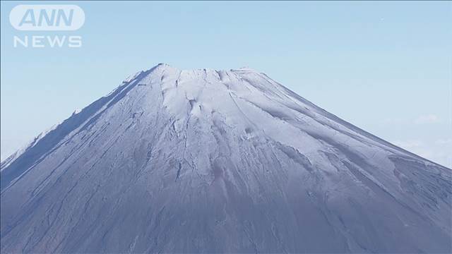 富士山にようやく雪 130年間の観測でもっとも遅い初冠雪