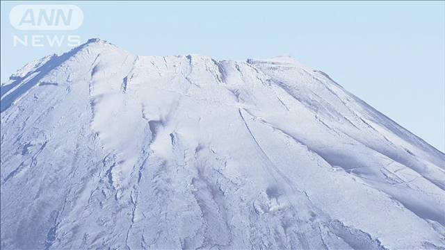 富士山に雪 最も遅い初冠雪？　北海道は平地で積雪の恐れ