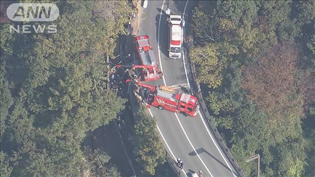 橋から車とダンプが転落　乗用車の男性死亡 女性重体