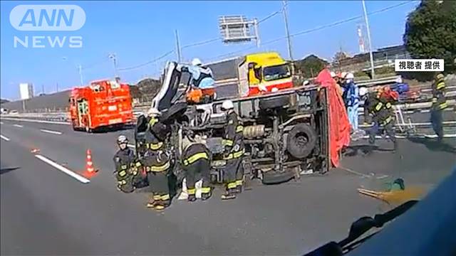 関越自動車道下り 2tトラック横転で道路ふさぐ 一時渋滞　埼玉・所沢市