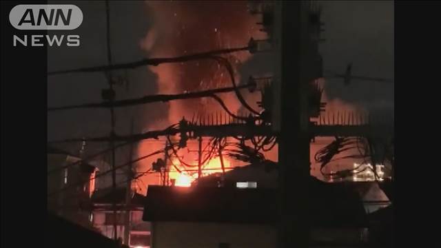 住宅8軒焼ける火事 79歳の住人男性が行方不明 大阪