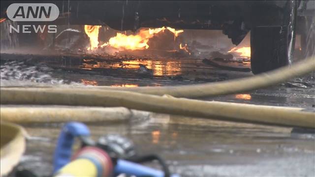 鳥取市の住宅街で軽自動車が燃える火事　男性けが