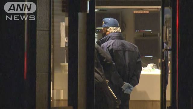 ファストフード店で中学生刺され1人死亡　男逃走