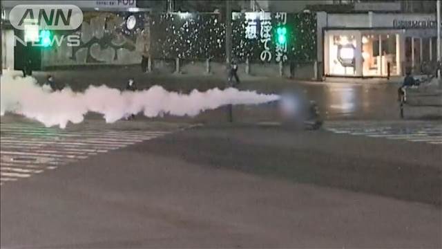 渋谷スクランブル交差点で消火剤噴射　バイク無免許で暴走か 男ら逮捕