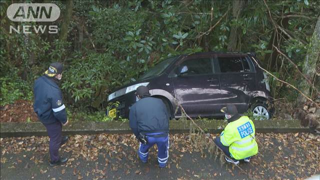 川に浮かび発見の女性死亡　斜面に車 運転操作誤ったか