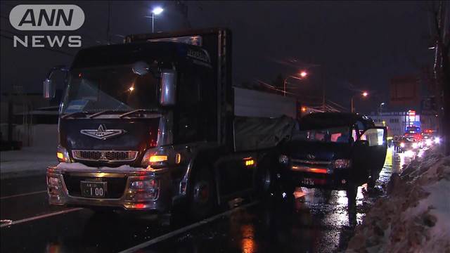 濡れた路面で…ダンプカーに車追突　男性死亡　札幌市