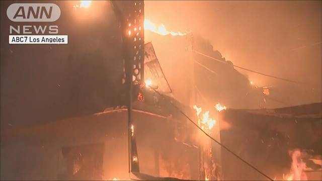 ロス近郊山火事　銀行にも延焼 5人死亡 10万人に避難命令