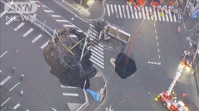 道路陥没 発生から40時間超 運転手の救出難航